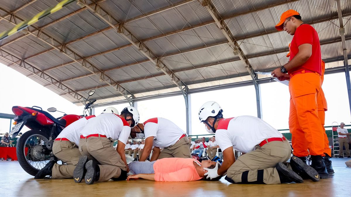 Bombeiros militares do Corpo de Bombeiros Militar do Ceará (CBMCE) em foto oficial — concurso CBMCE, Soldado