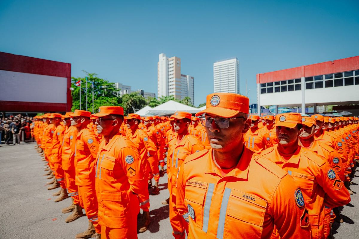 Bombeiros militares do Corpo de Bombeiros Militar de Pernambuco (CBMPE) em foto oficial — concurso CBMPE, Soldado e Oficial